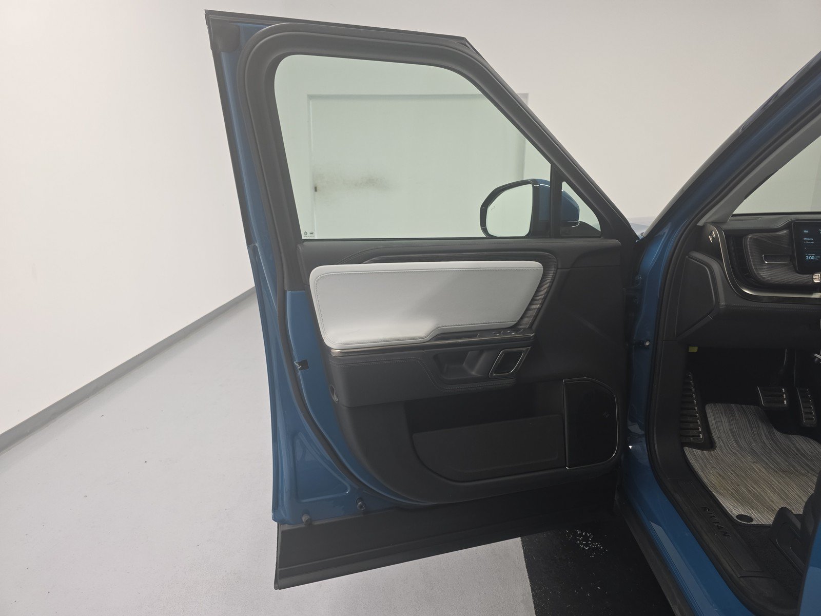 Used 2023 Rivian R1S Adventure AWD/4WD image 16