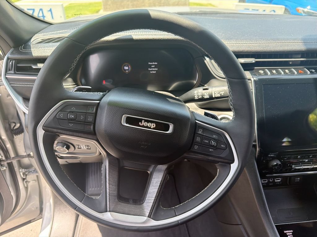 Used 2024 Jeep Grand Cherokee L Limited w/ Luxury Tech Group II AWD/4WD image 11