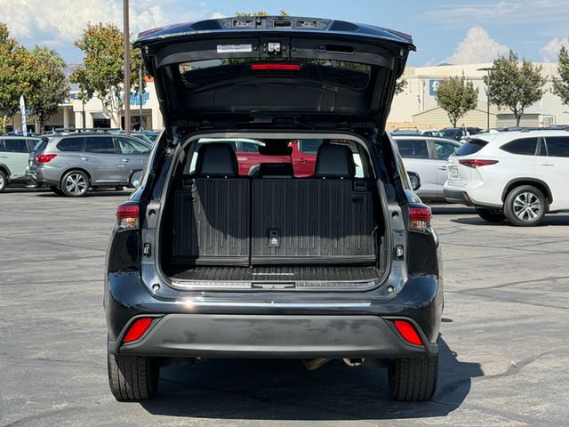 Used 2023 Toyota Highlander XLE FWD image 6