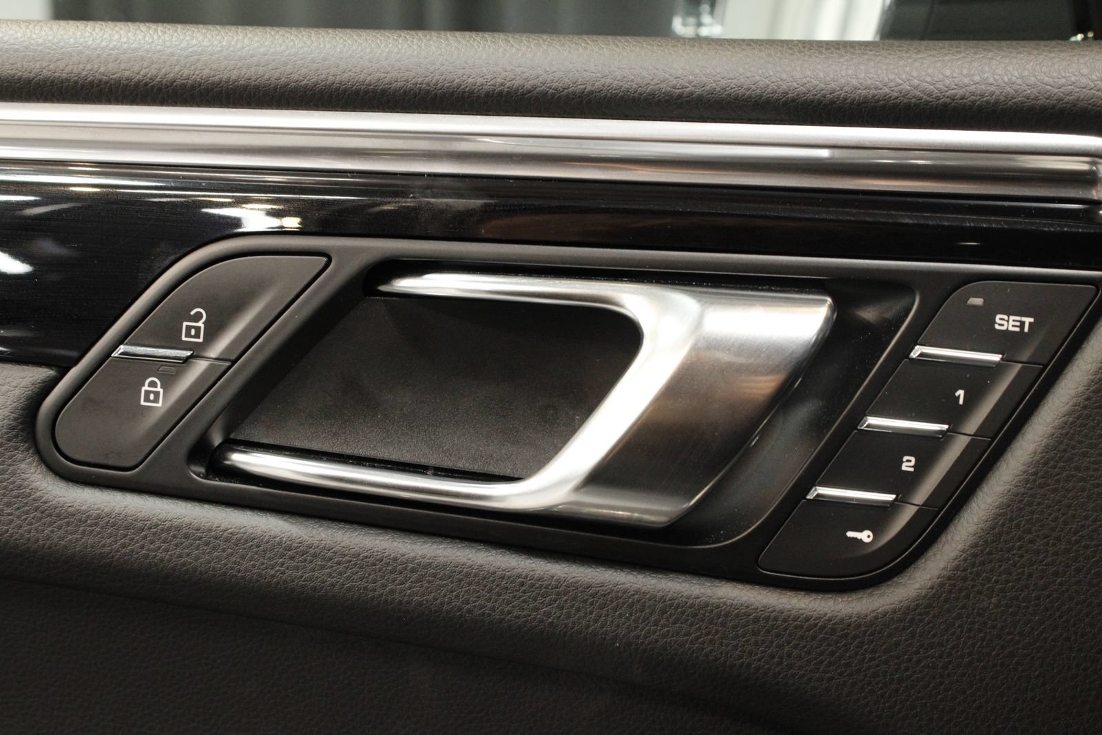 Certified 2026 Porsche Macan AWD/4WD image 30