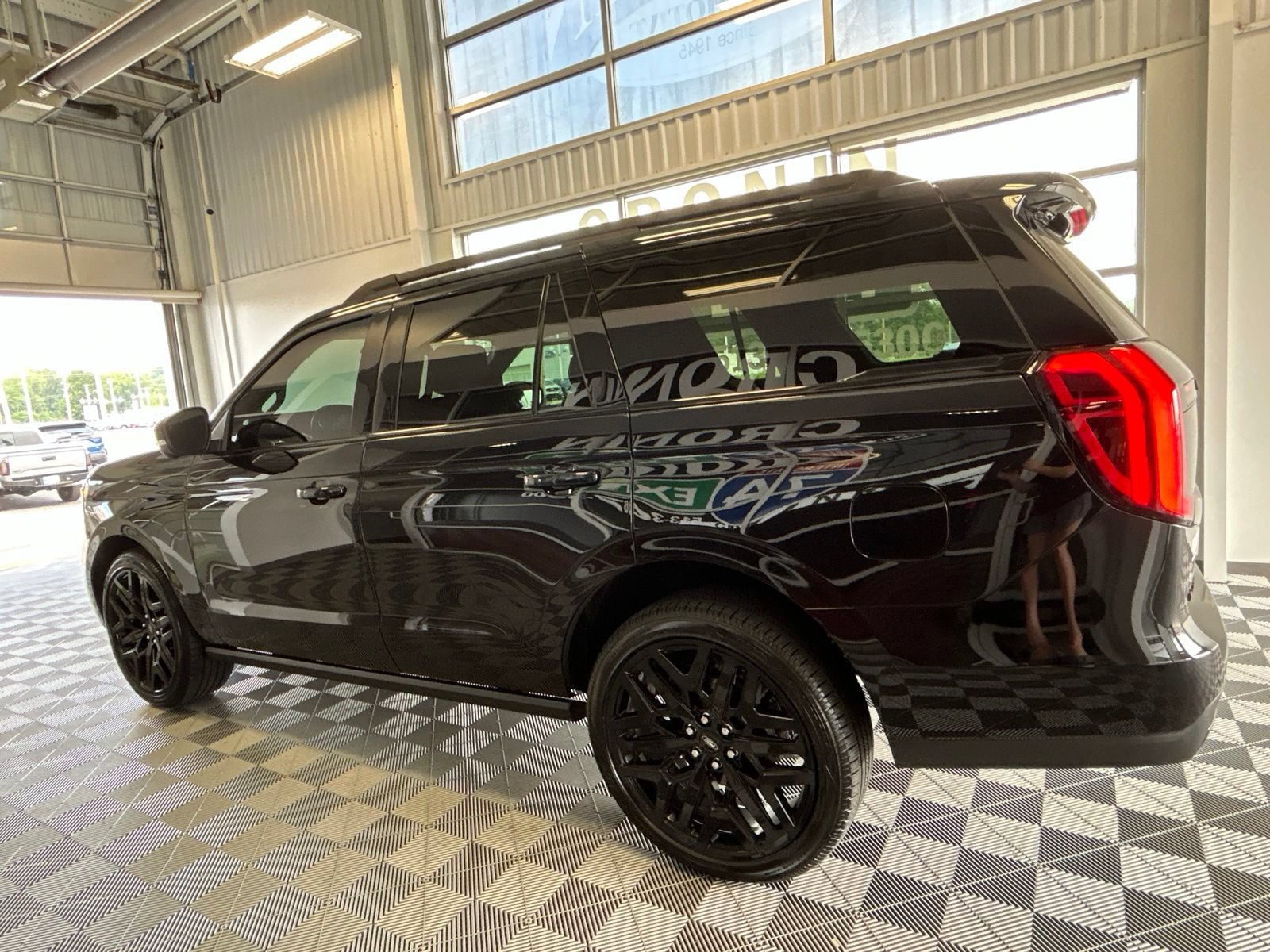 New 2026 Ford Expedition Platinum w/ Stealth Performance Package AWD/4WD image 4