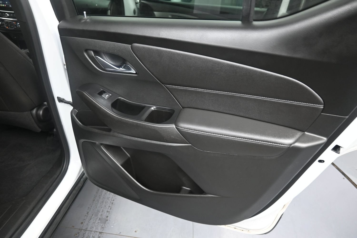 Used 2023 Chevrolet Traverse LT w/ LPO, Floor Liner Package AWD/4WD image 40