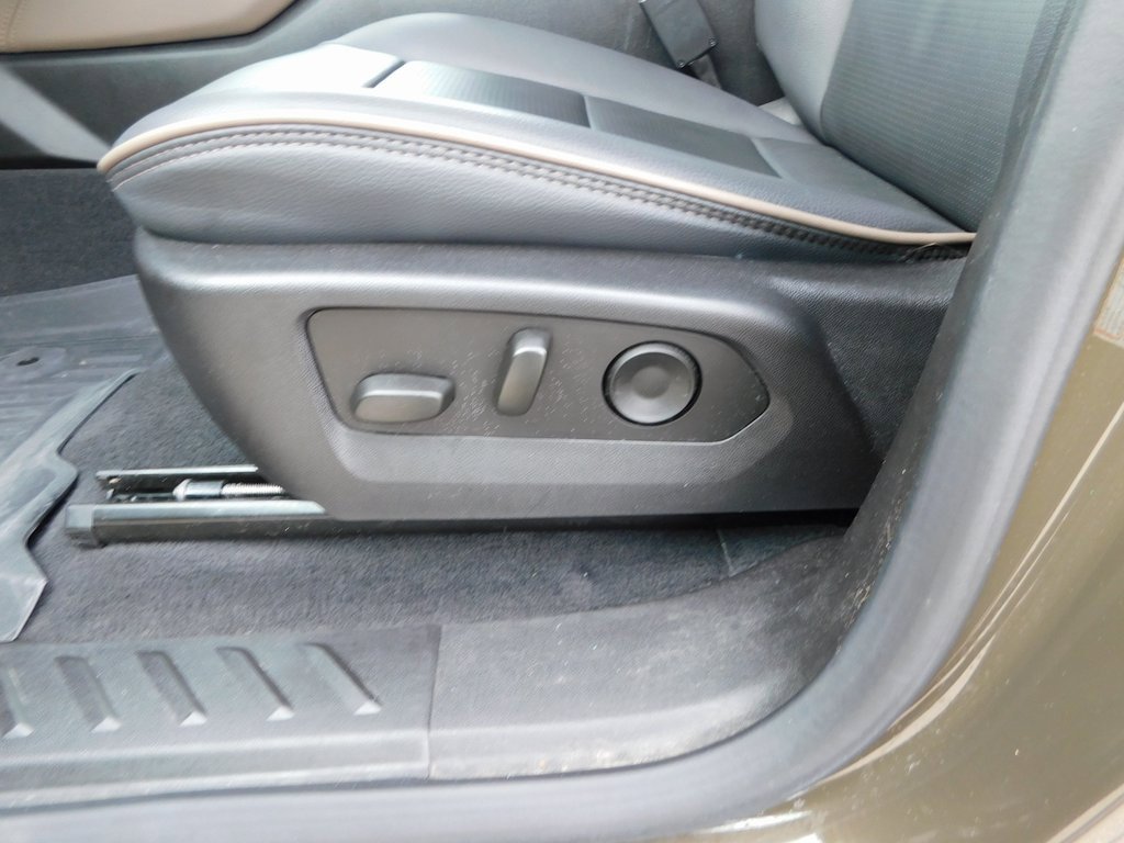 Used 2024 GMC Canyon Denali image 21