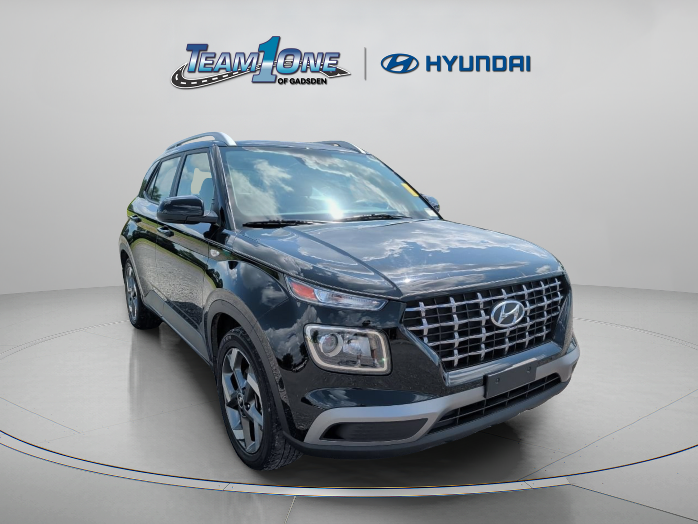 Used 2021 Hyundai Venue SEL FWD image 1
