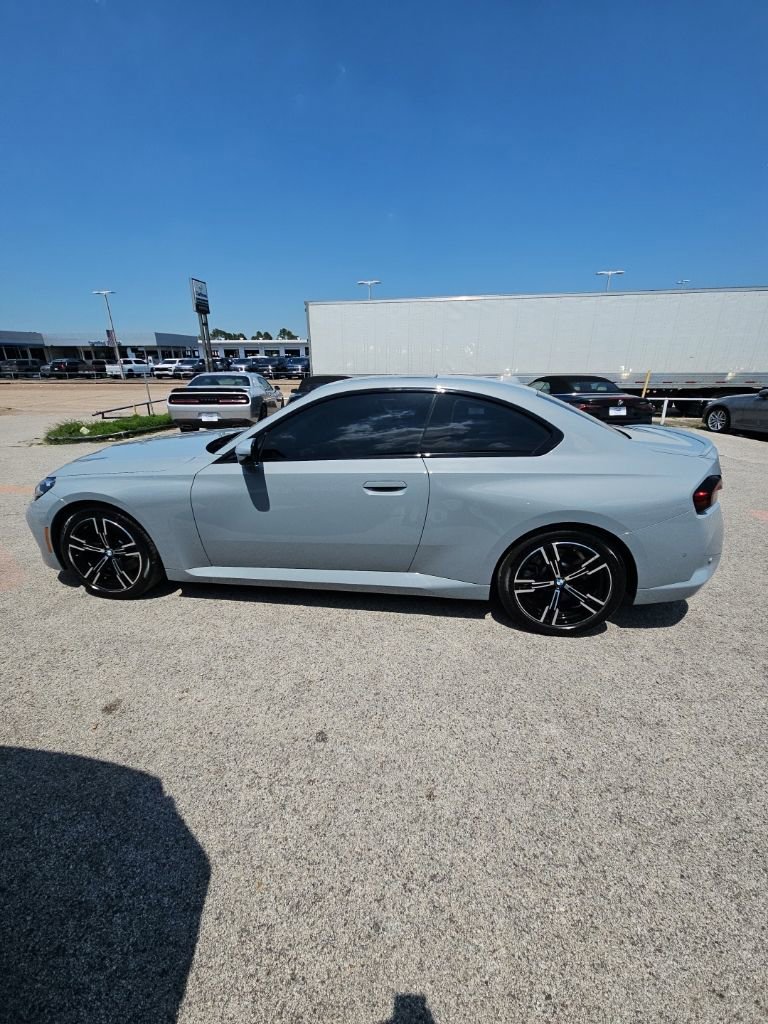 Used 2025 BMW 230i Coupe w/ M Sport Package RWD image 4