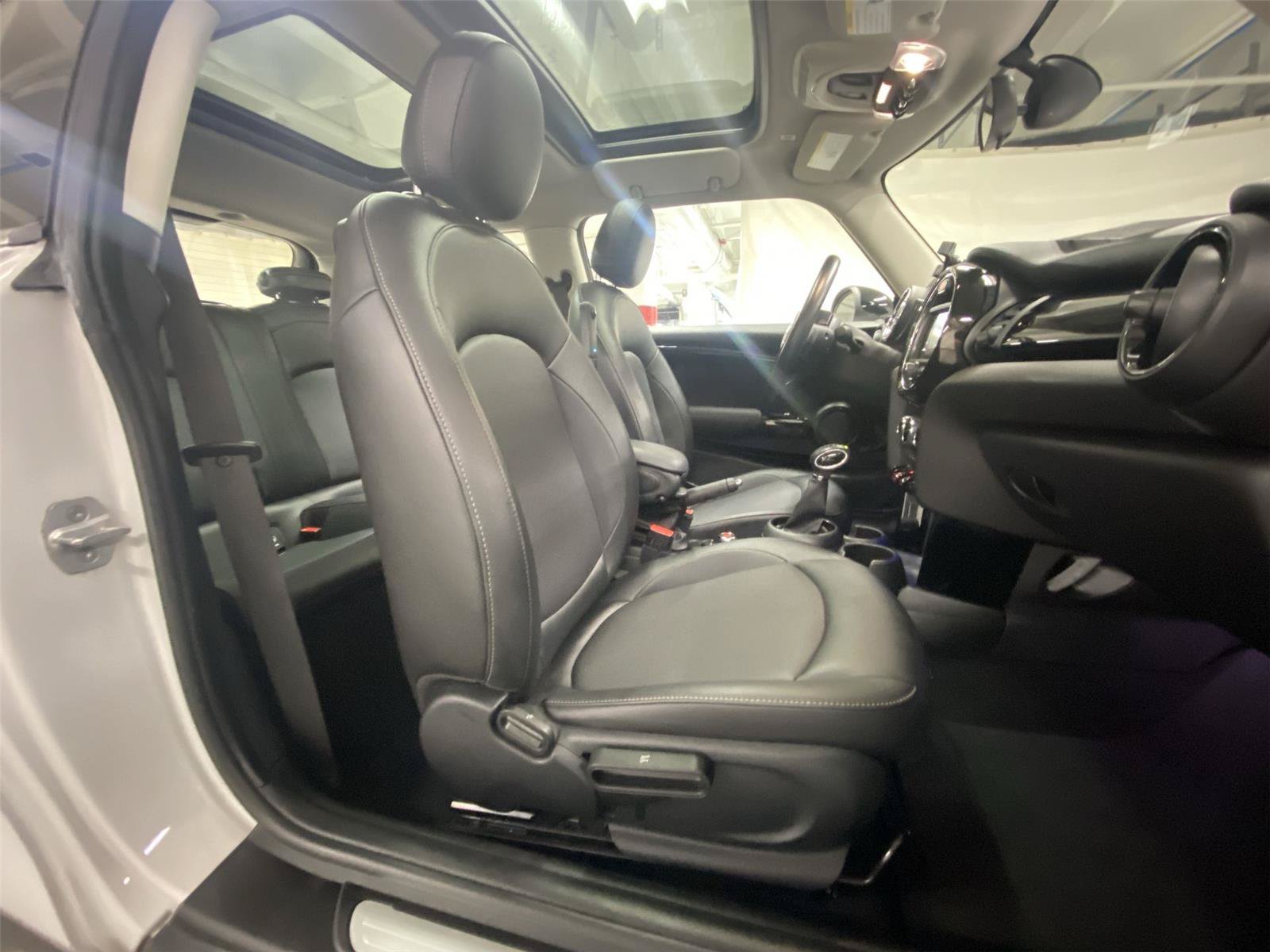 Used 2019 MINI Cooper 2-Door Hardtop FWD image 29