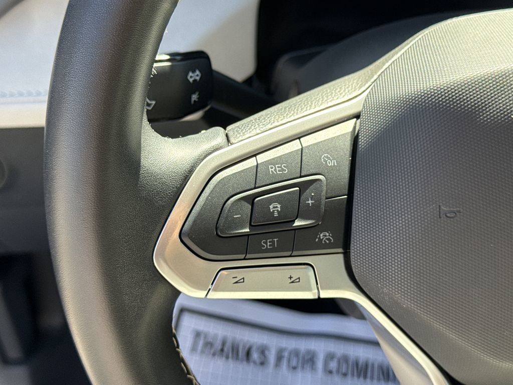 Used 2025 Volkswagen Taos SE image 33