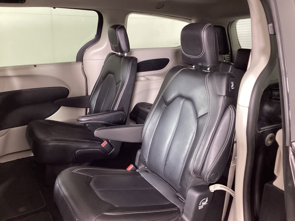 Used 2023 Chrysler Pacifica Touring-L image 14
