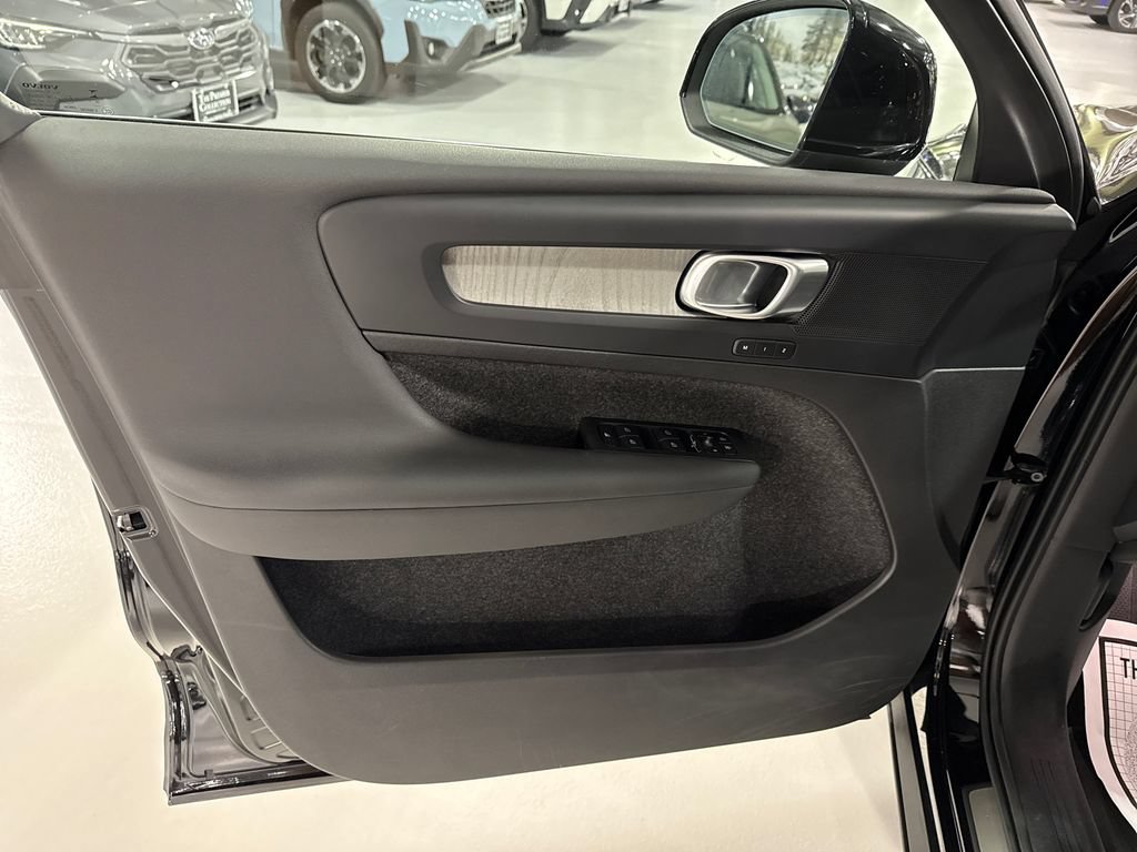 Used 2025 Volvo XC40 B5 Core AWD/4WD image 9
