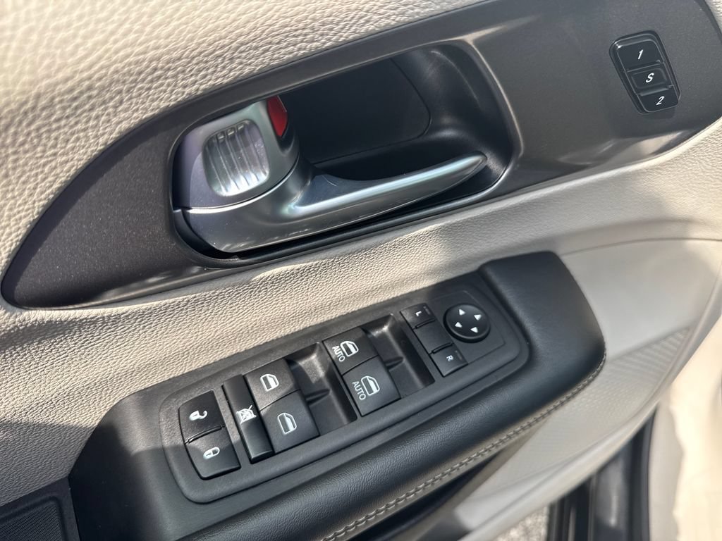 Certified 2023 Chrysler Pacifica Touring-L FWD image 12