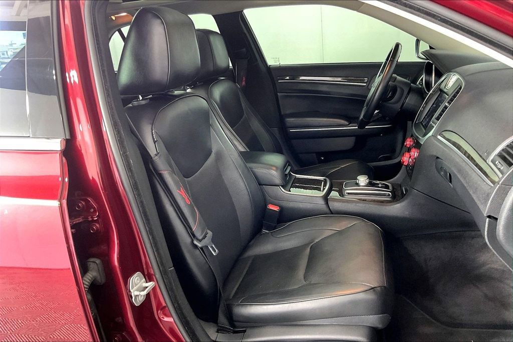 Used 2018 Chrysler 300 Limited AWD/4WD image 10