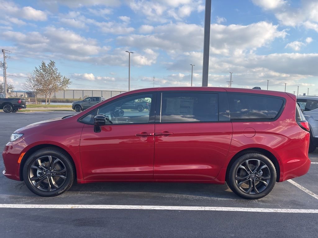 New 2026 Chrysler Pacifica Select image 2
