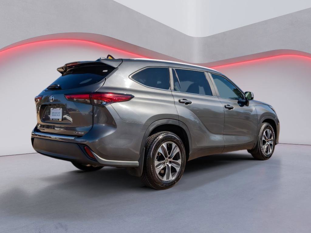 Used 2023 Toyota Highlander XLE image 5