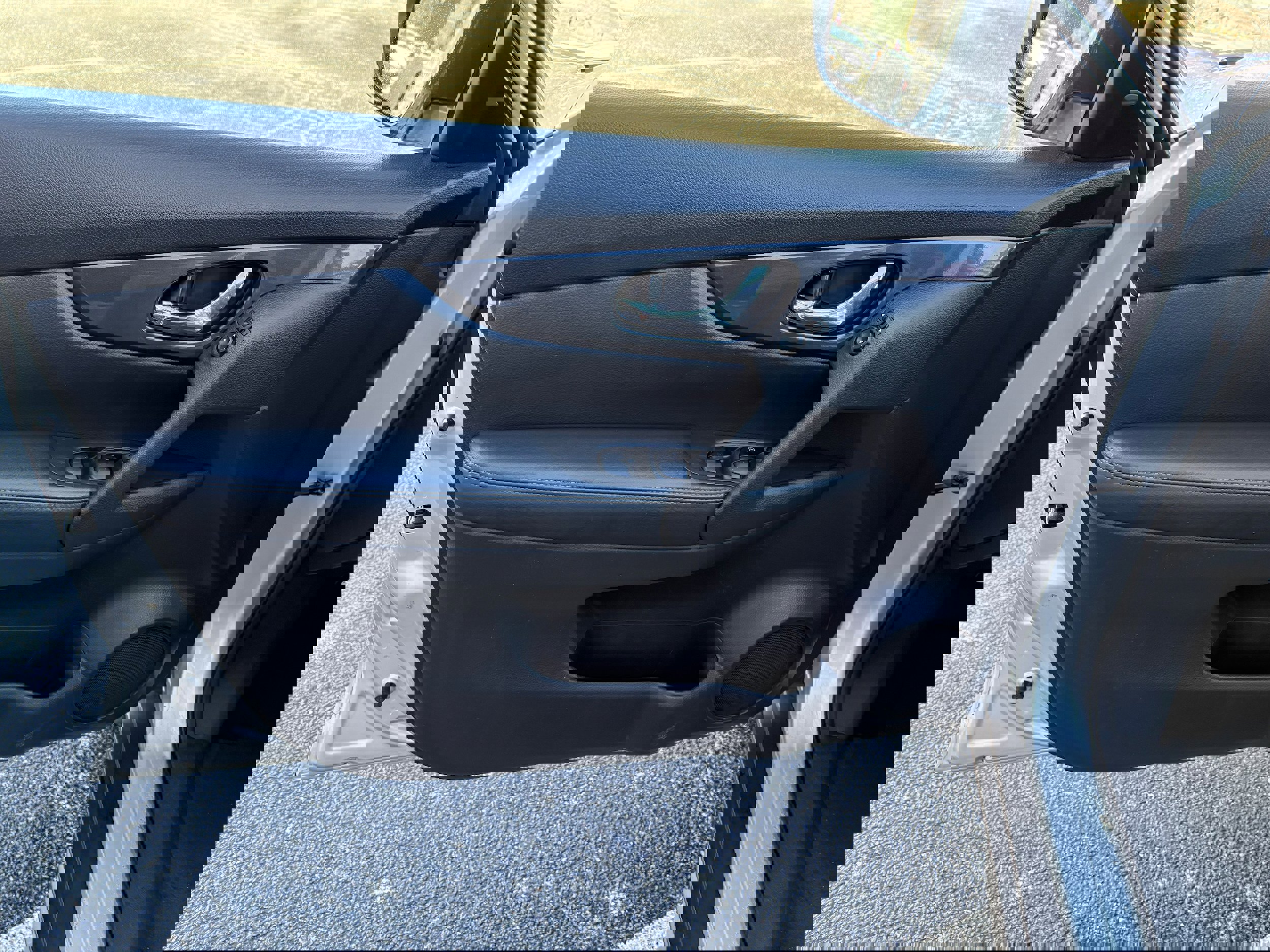 Used 2017 Nissan Rogue S image 11