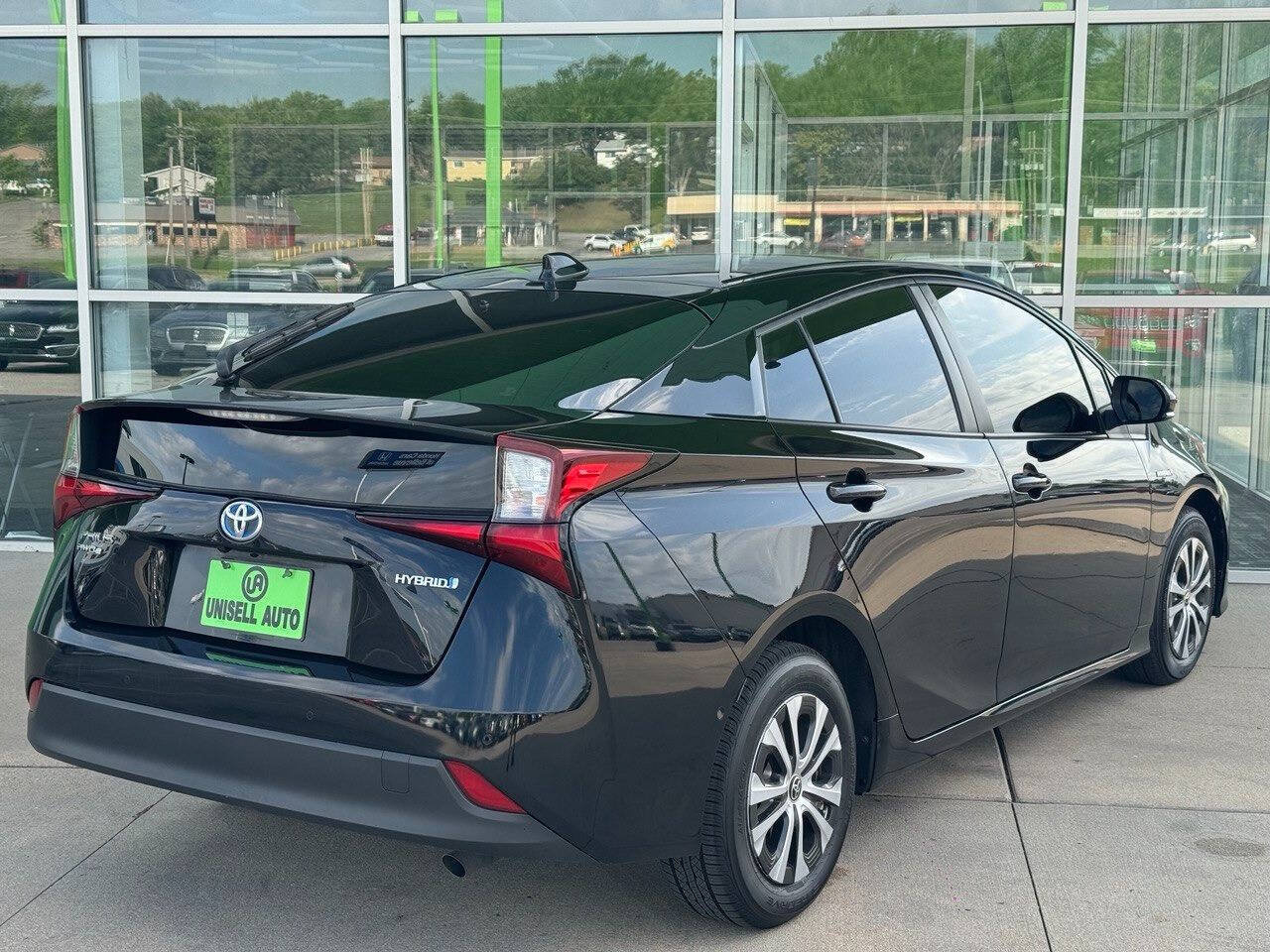 Used 2022 Toyota Prius LE AWD/4WD image 4