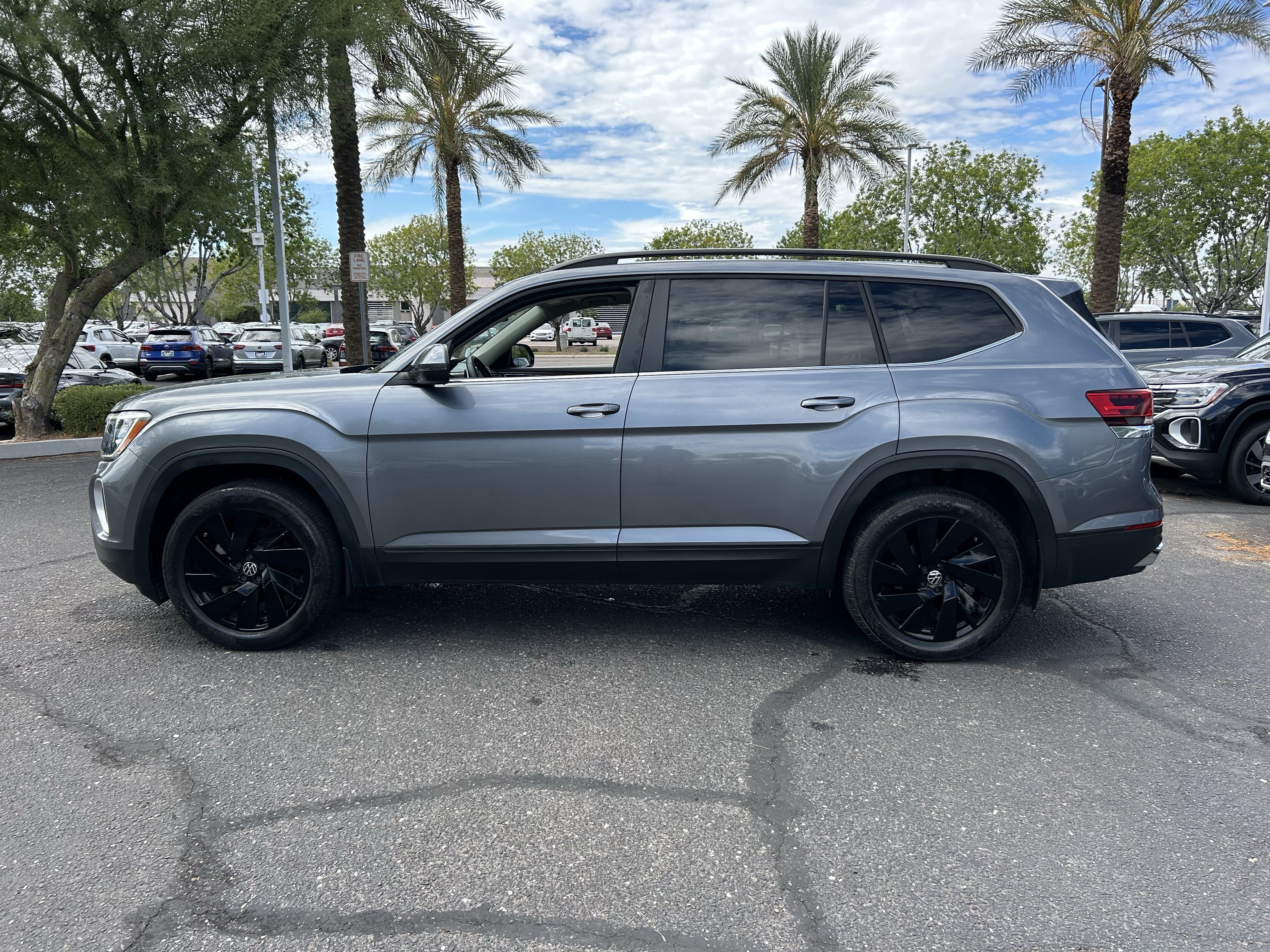 Used 2024 Volkswagen Atlas SE w/ Panoramic Sunroof Package AWD/4WD image 2
