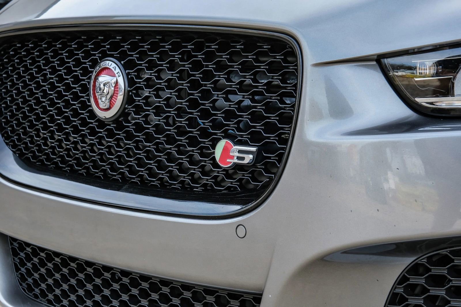 Used 2019 Jaguar XE S image 63