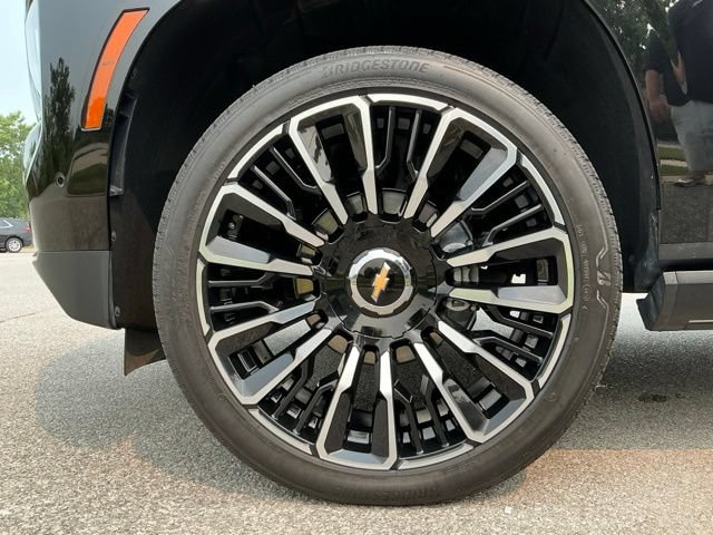 Used 2025 Chevrolet Suburban High Country AWD/4WD image 14