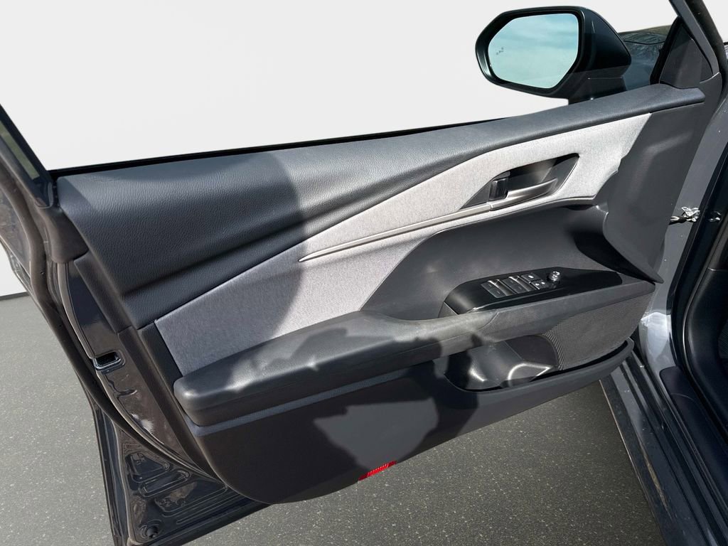 Used 2025 Toyota Camry LE w/ Convenience Package image 18