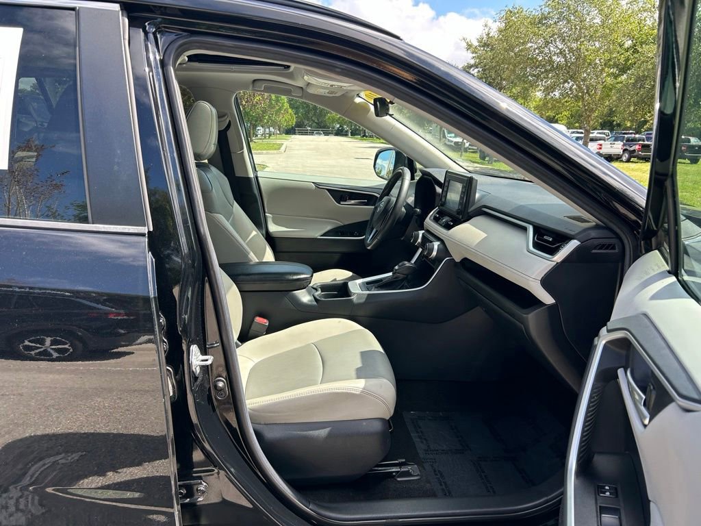 Used 2019 Toyota RAV4 XLE Premium FWD image 40