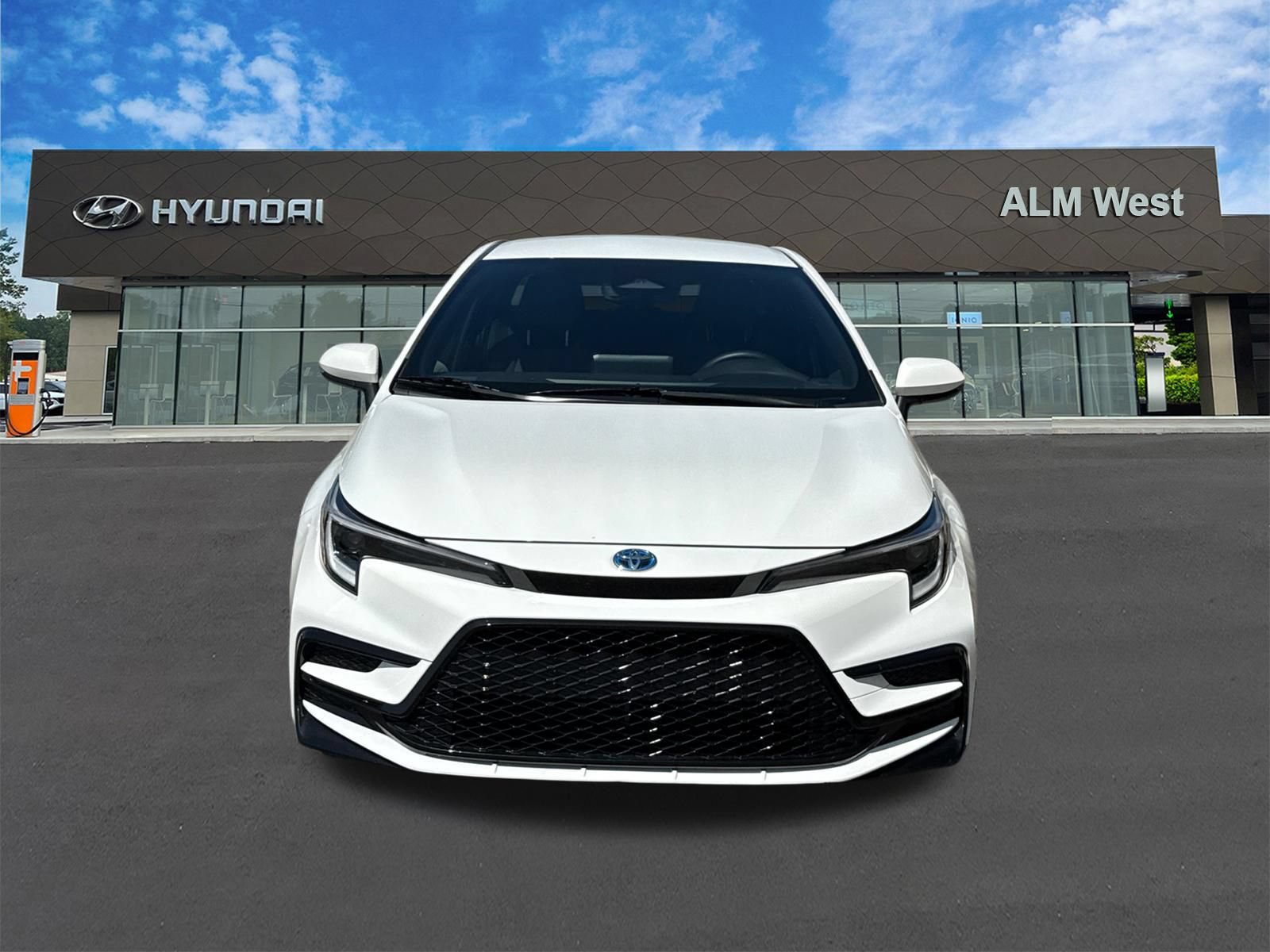 Used 2025 Toyota Corolla SE w/ Convenience Package FWD image 2