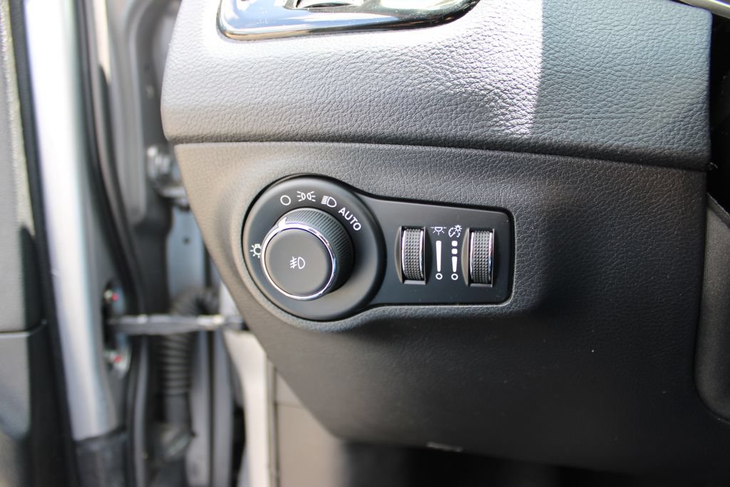 Used 2021 Jeep Compass Latitude w/ Sun and Sound Group AWD/4WD image 14