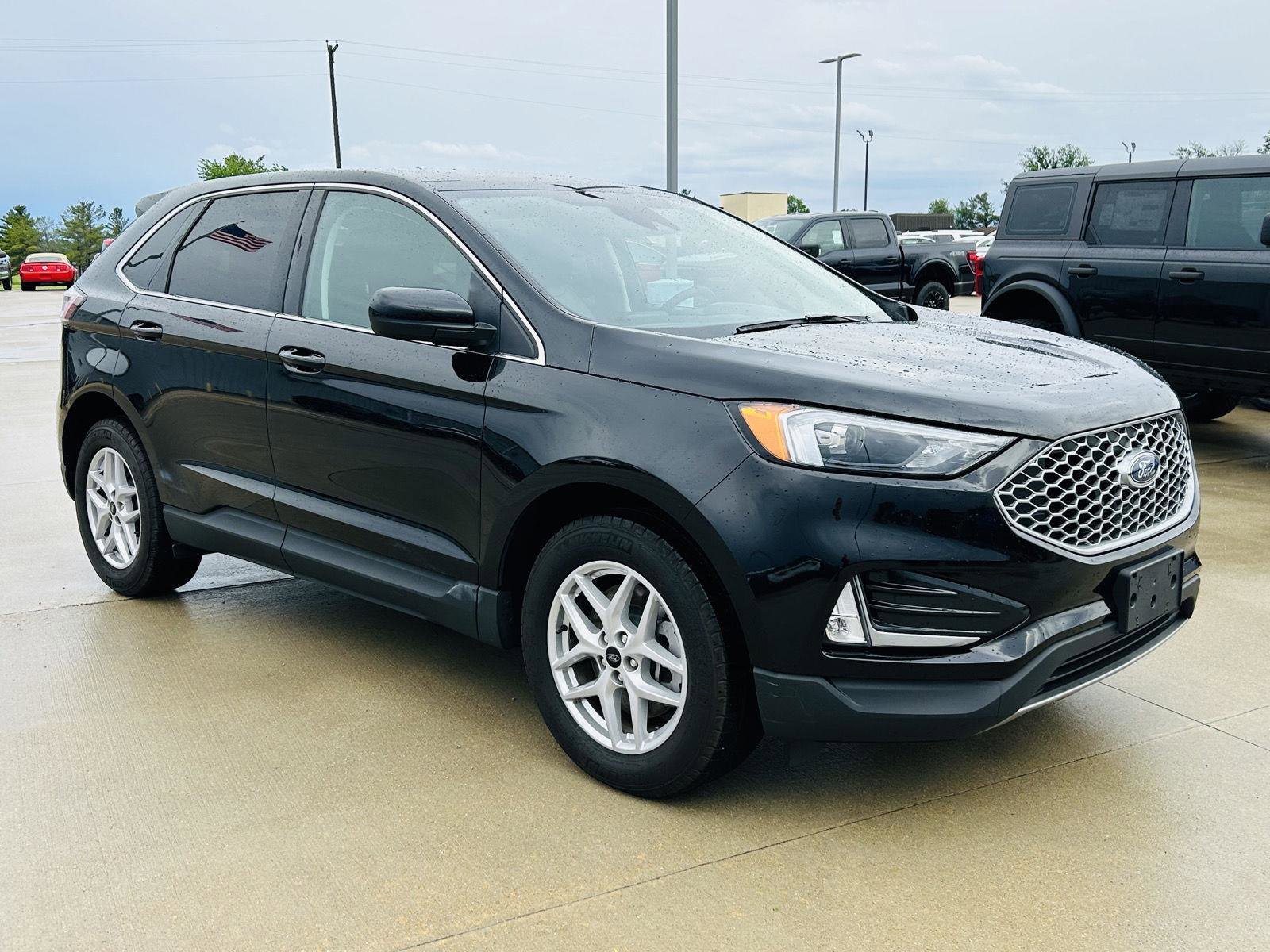 Used 2024 Ford Edge SEL w/ Convenience Package AWD/4WD image 2