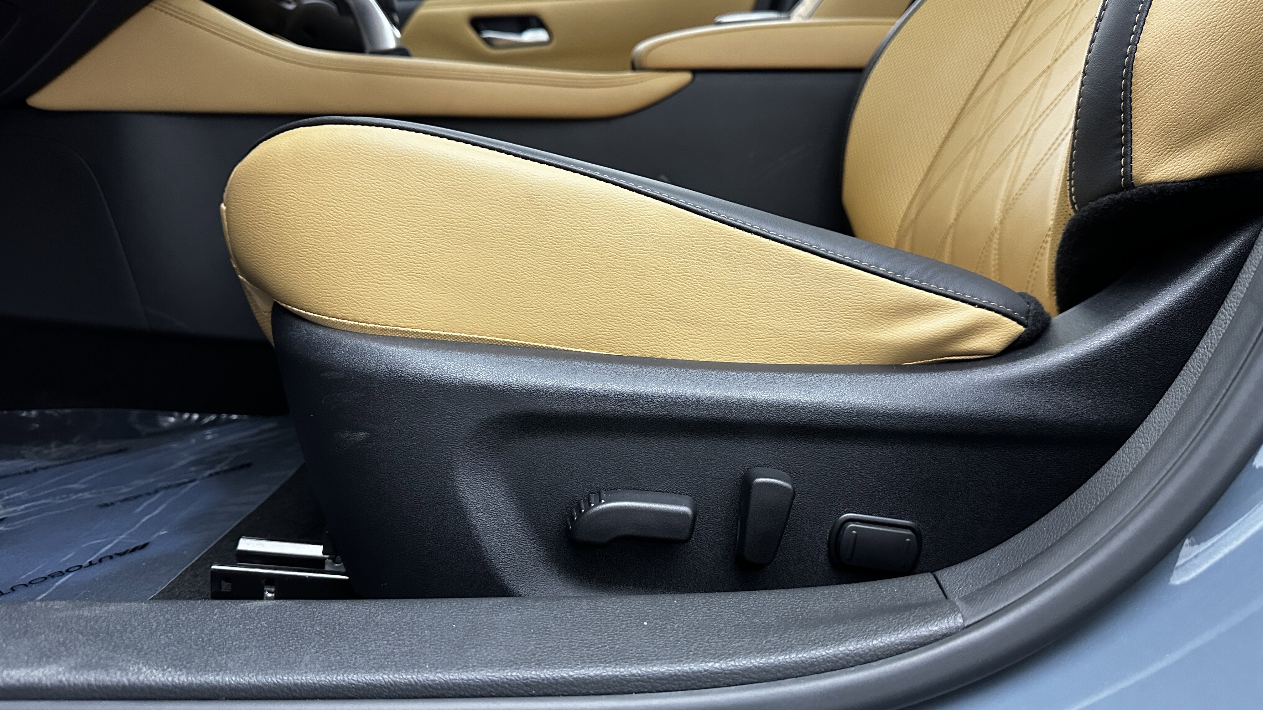 Used 2025 Nissan Sentra SV w/ SV Premium Package image 14