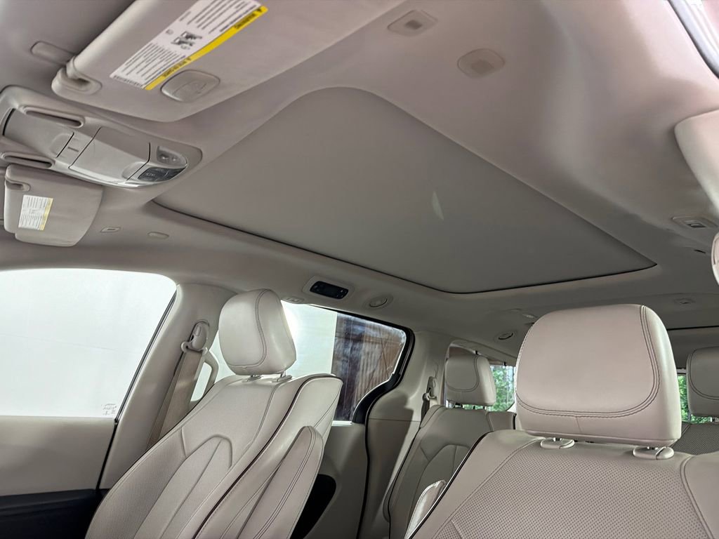 Used 2018 Chrysler Pacifica Limited w/ Tire & Wheel Group FWD image 2