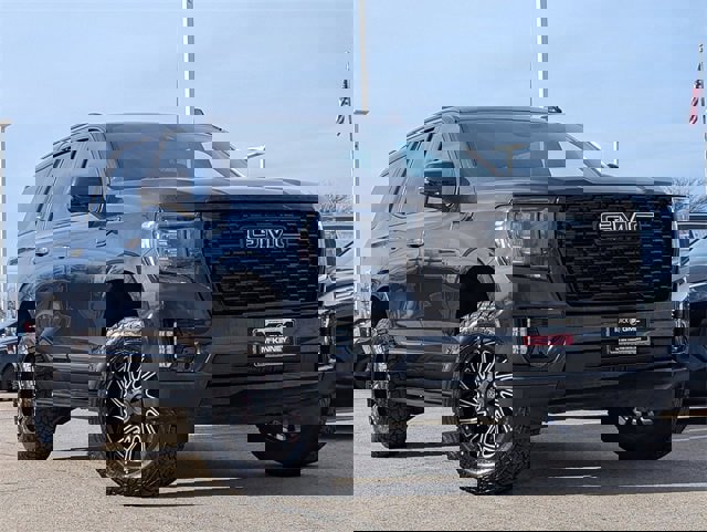 Used 2024 GMC Yukon SLT w/ SLT Luxury Package image 2