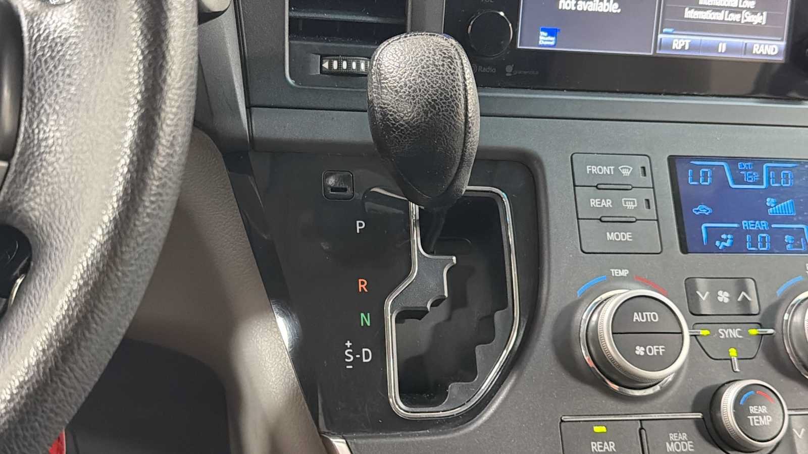 Used 2015 Toyota Sienna LE FWD image 21