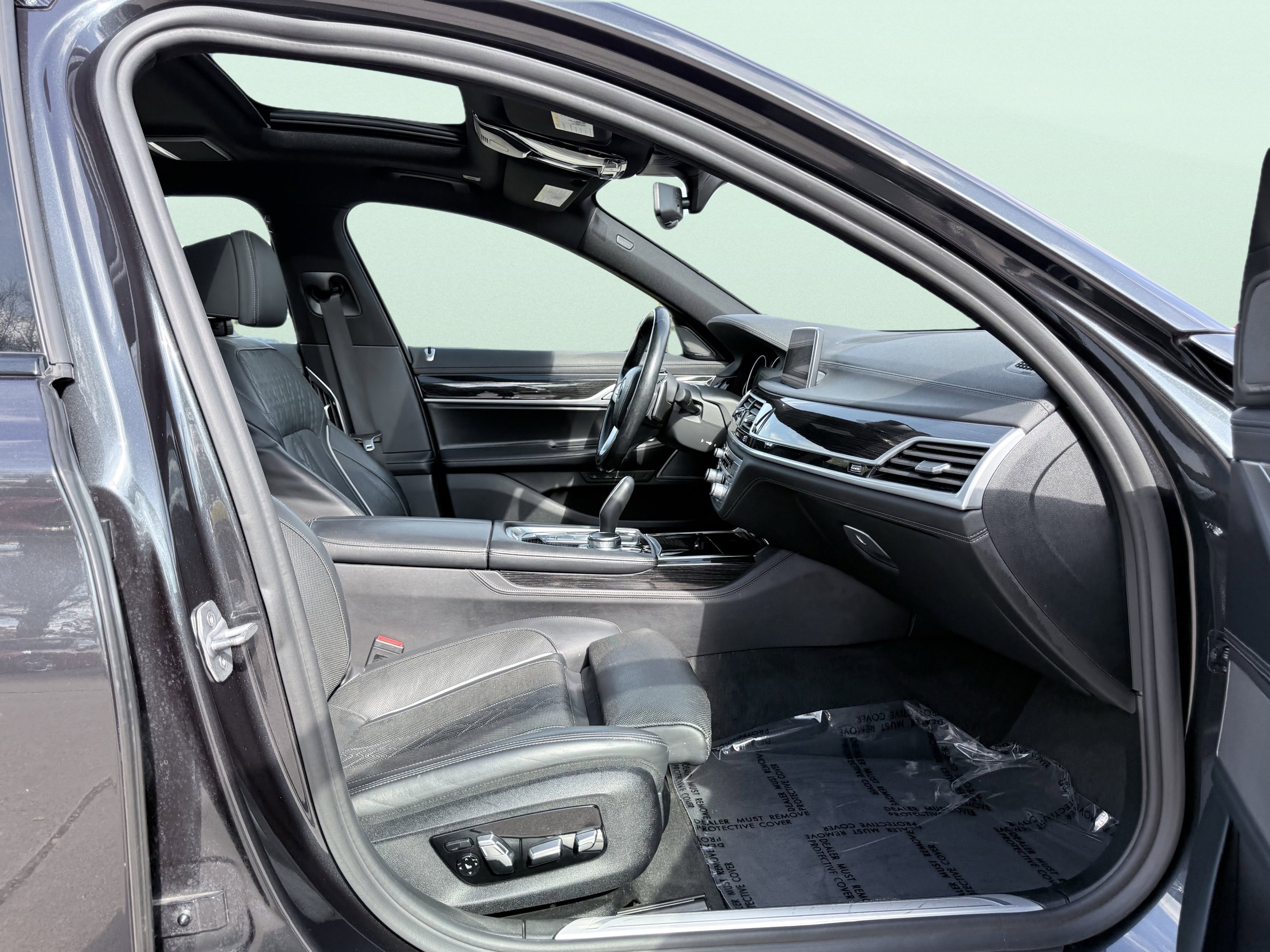 Used 2019 BMW 750i w/ M Sport Package image 26