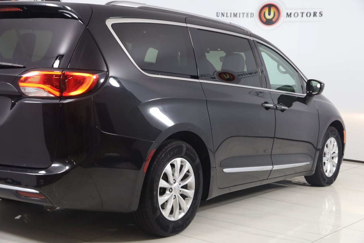 Used 2018 Chrysler Pacifica Touring-L FWD image 41