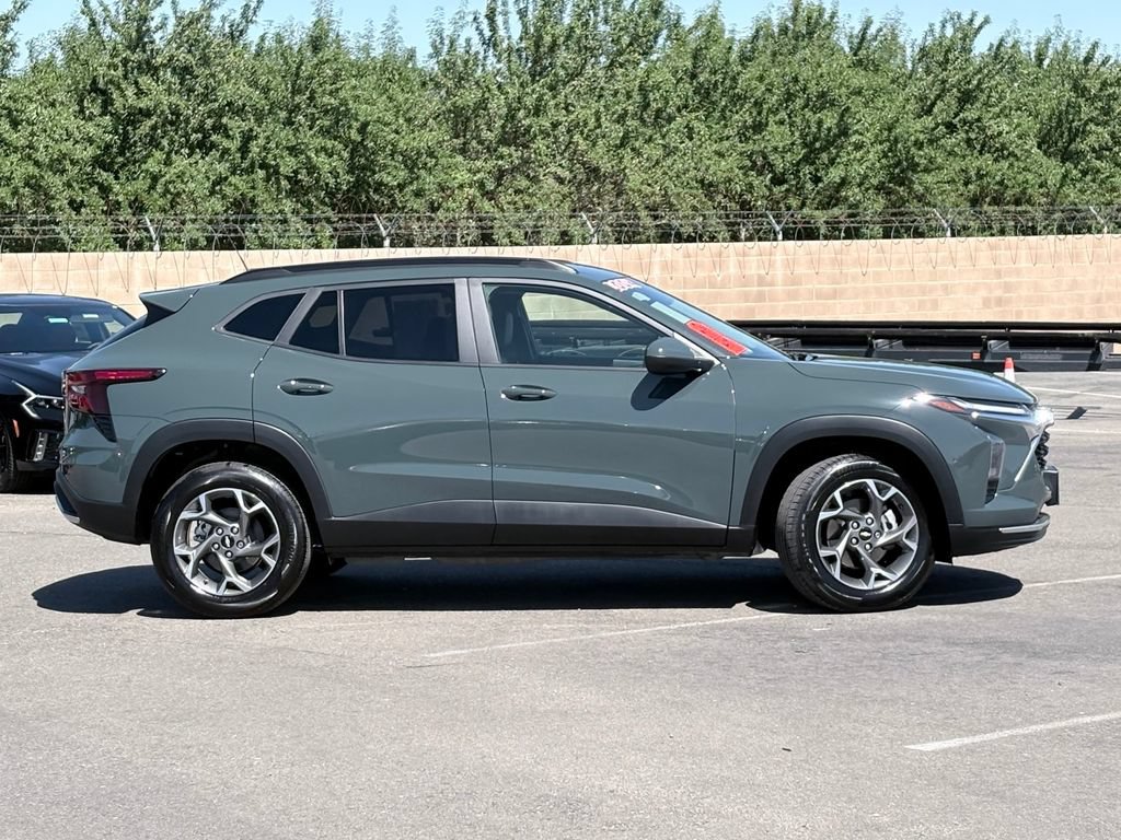 Used 2025 Chevrolet Trax LT FWD image 4