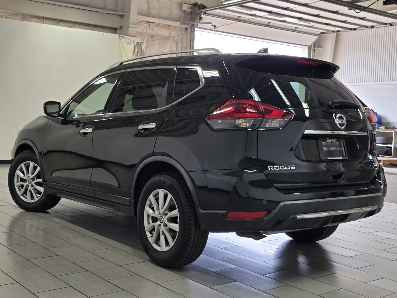 Used 2020 Nissan Rogue SV image 14