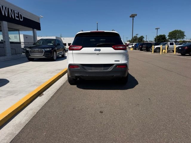 Used 2017 Jeep Cherokee Latitude w/ Cold Weather Group AWD/4WD image 9