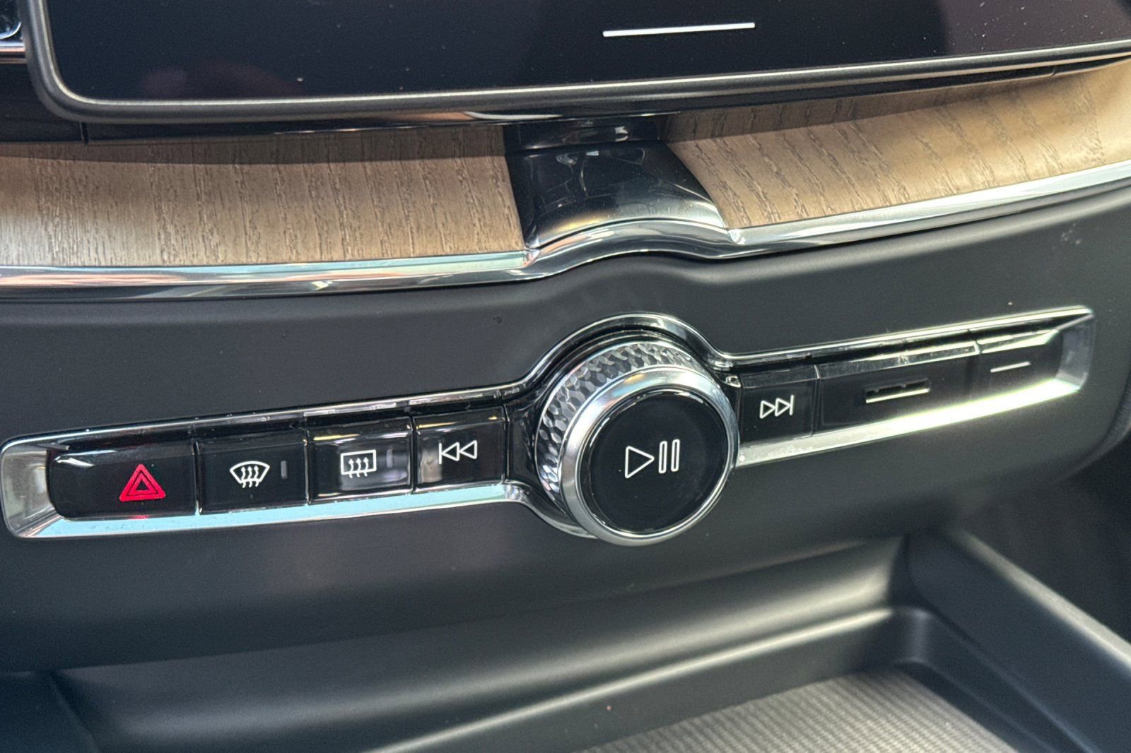 Certified 2026 Volvo XC60 B5 Plus w/ Climate Package PRO image 22