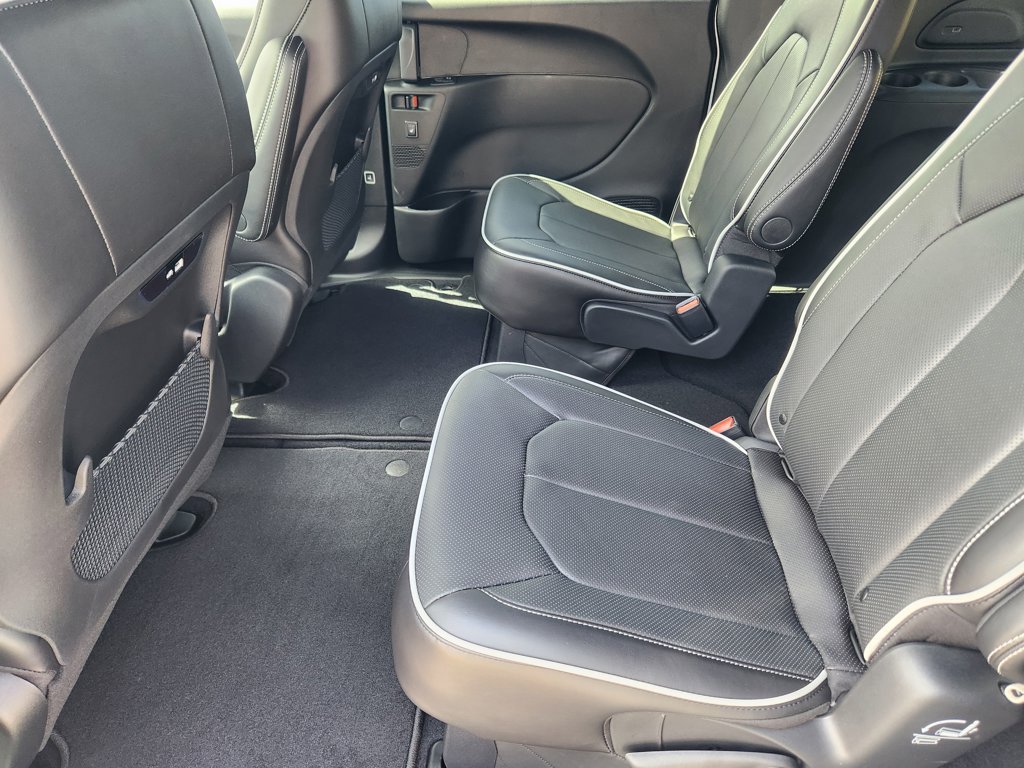 New 2026 Chrysler Pacifica Limited AWD/4WD image 32