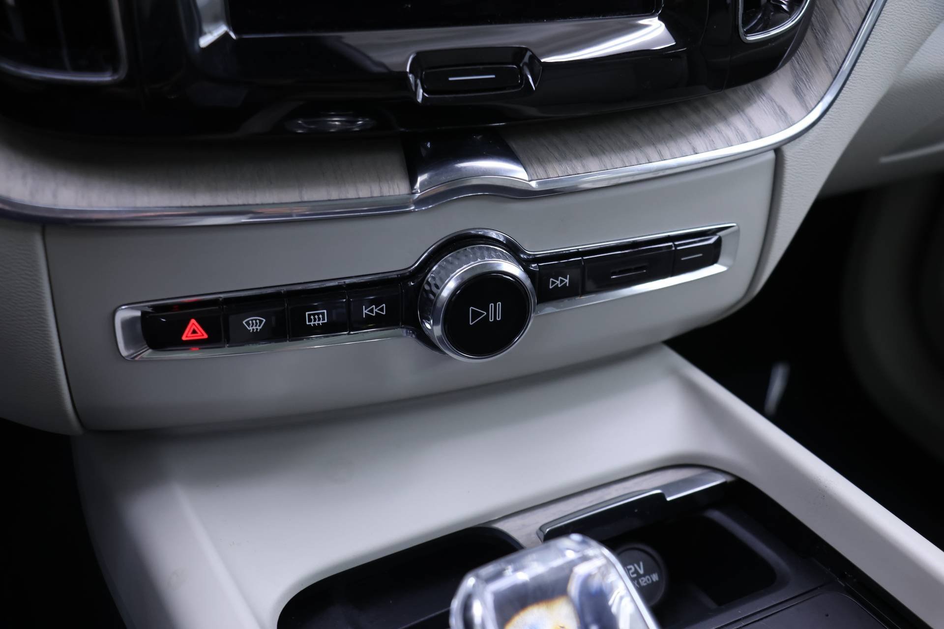 Certified 2022 Volvo XC60 B6 Inscription w/ Advanced Package image 12