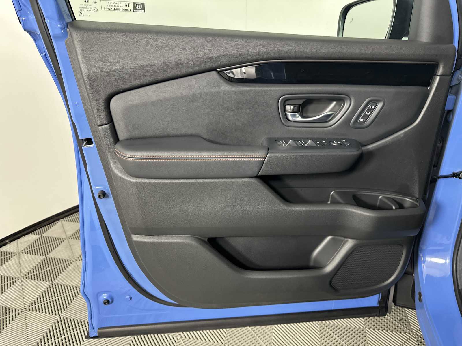 Used 2025 Honda Pilot TrailSport image 16