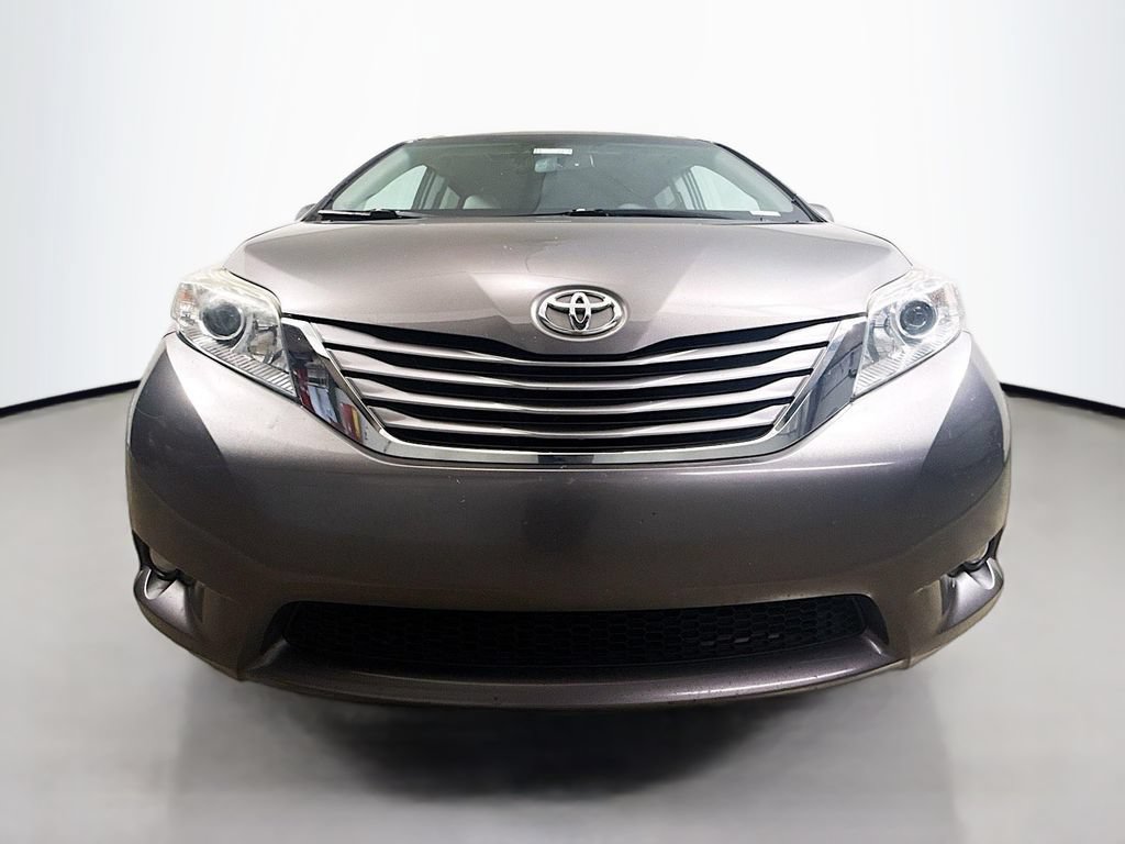 Used 2017 Toyota Sienna XLE w/ XLE Navigation Package FWD image 2