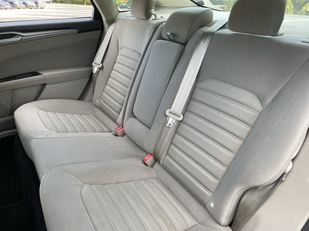 Used 2018 Ford Fusion SE FWD image 18
