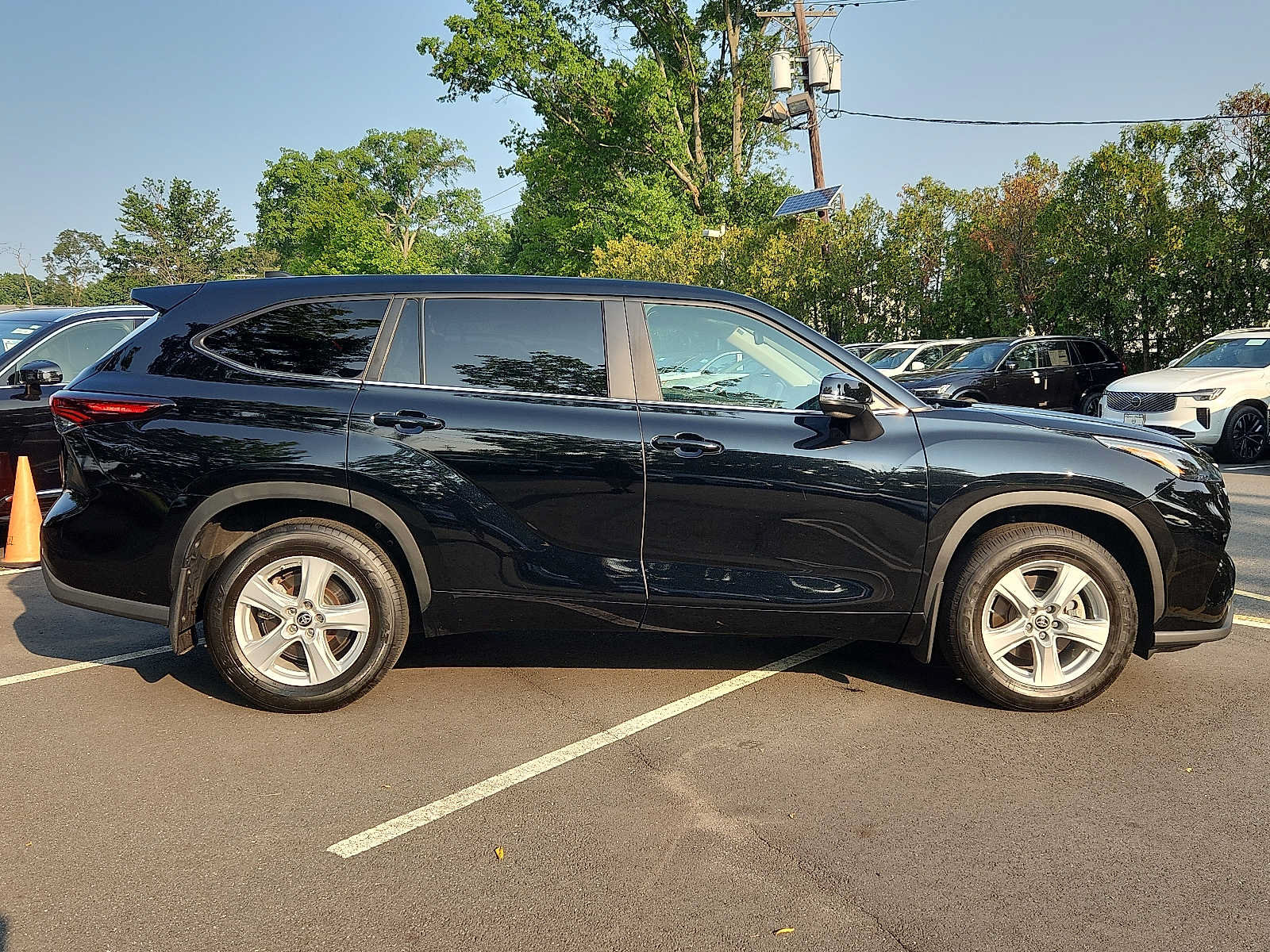 Used 2024 Toyota Highlander LE AWD/4WD image 7
