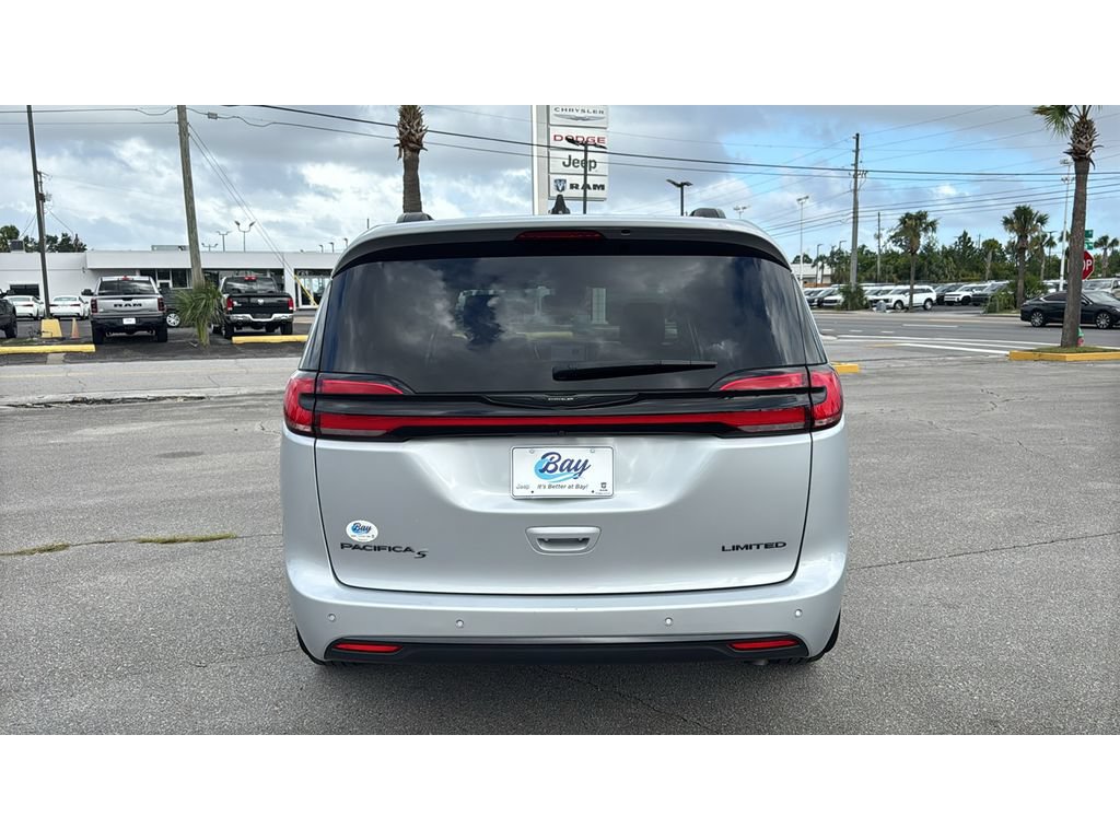 Used 2023 Chrysler Pacifica Limited w/ Uconnect Theater Family Group FWD image 4