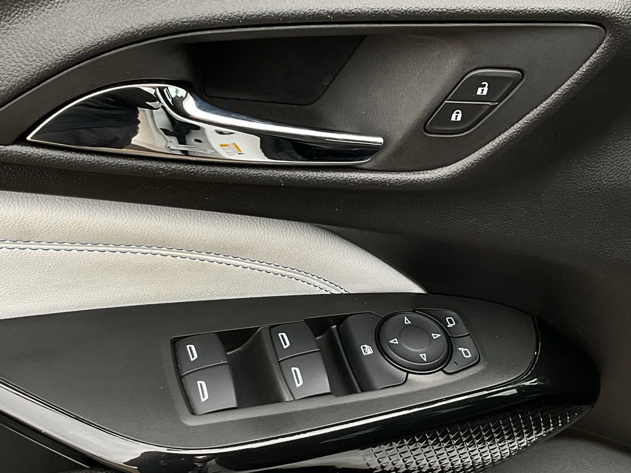 Used 2025 Chevrolet Trax LT w/ LT Convenience Package image 12