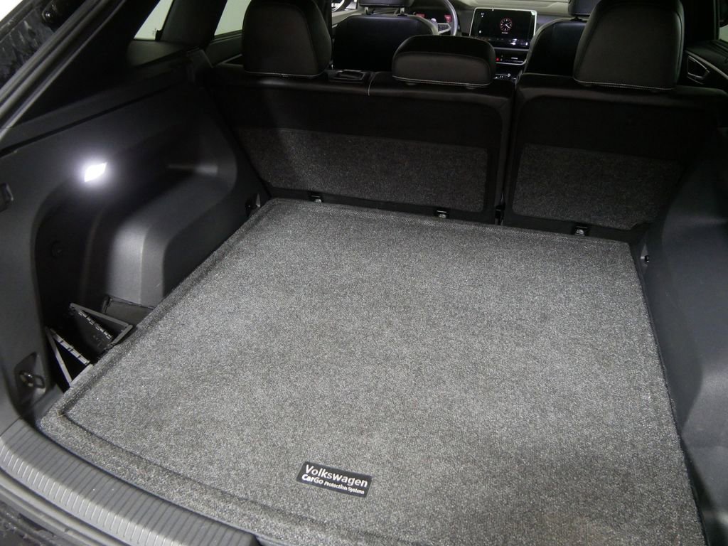 Used 2024 Volkswagen Atlas Cross Sport SEL R-Line image 5