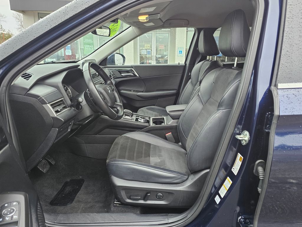 Used 2024 Mitsubishi Outlander SE image 17