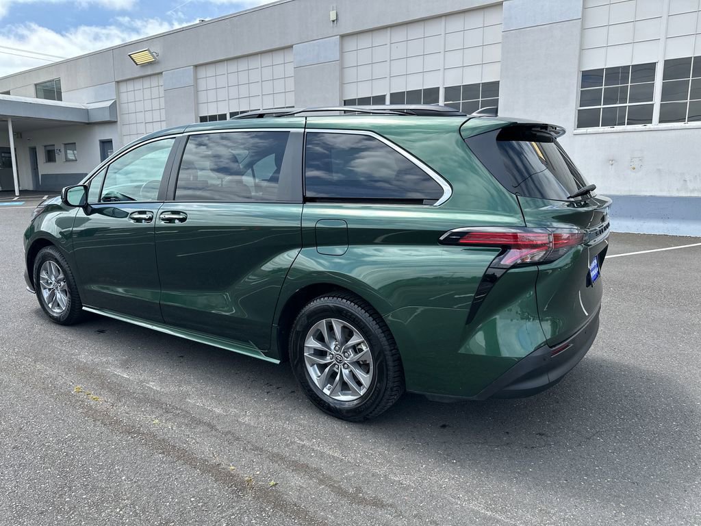 Used 2022 Toyota Sienna XLE FWD image 4