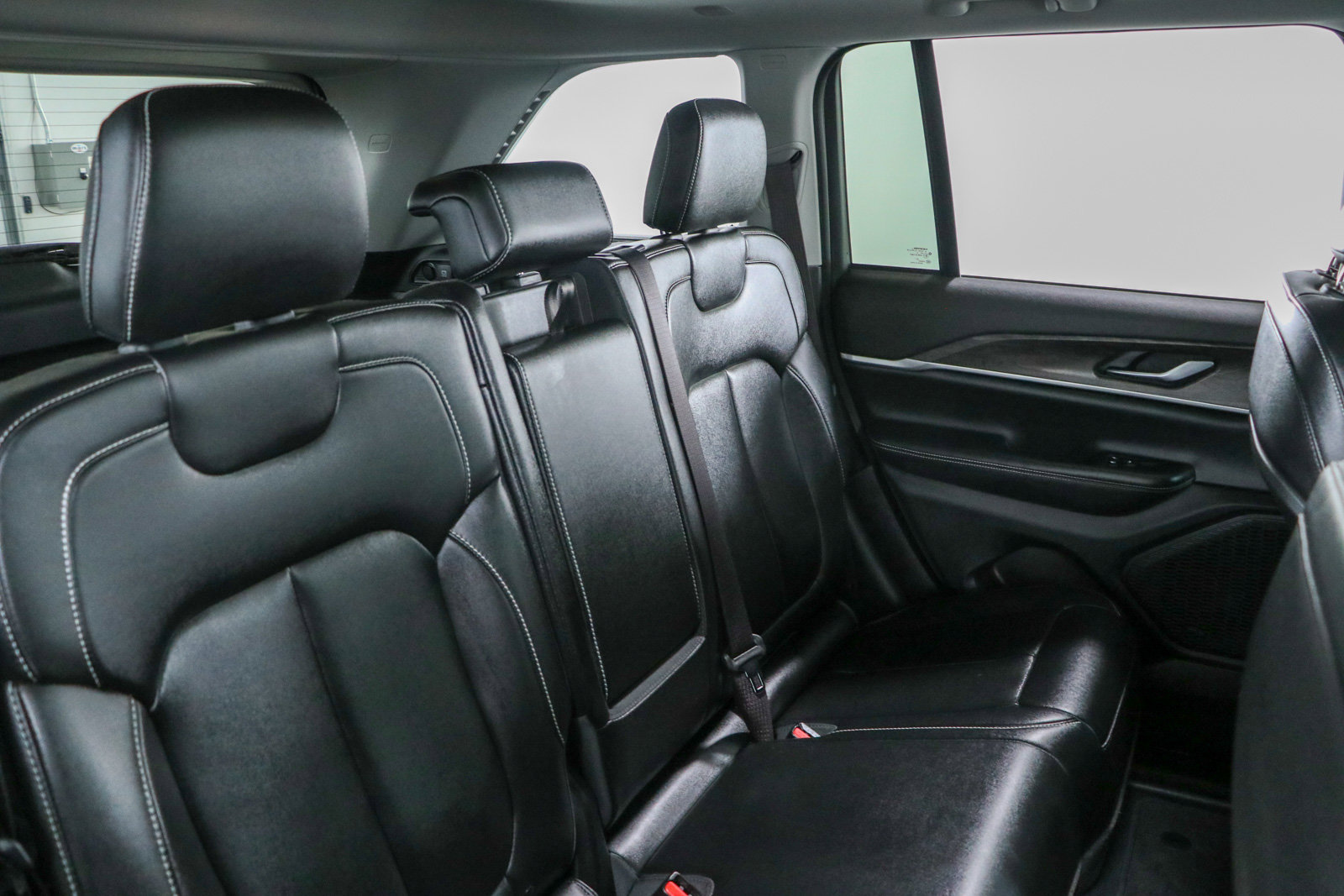 Used 2023 Jeep Grand Cherokee Limited w/ Black Appearance Package AWD/4WD image 29