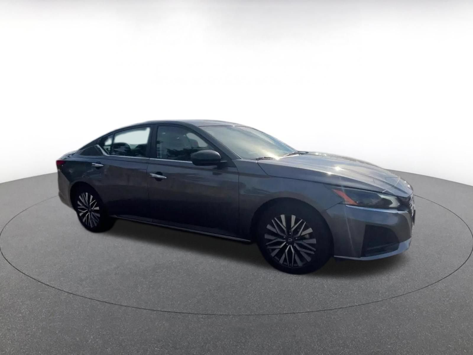 Used 2025 Nissan Altima 2.5 SV FWD image 2